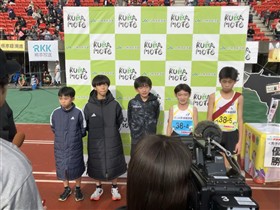 優勝インタビューを受ける選手のみなさん（左から1～5区の選手）