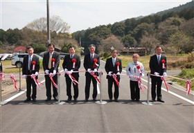 テープカットで完成を祝う関係者